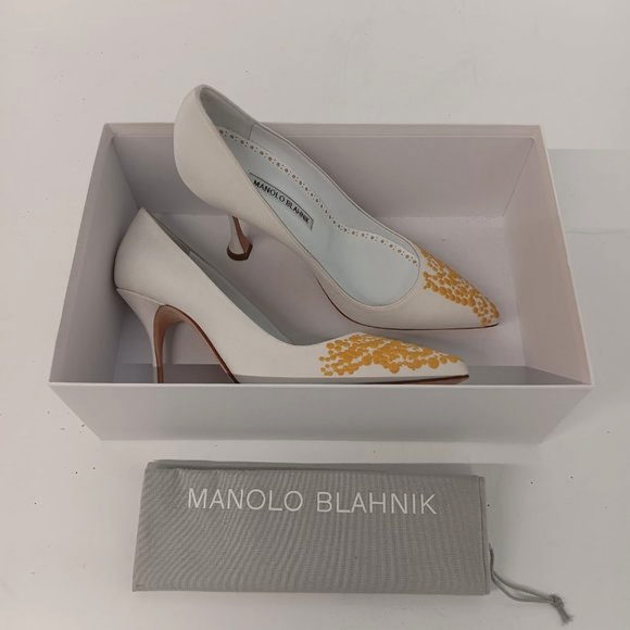 Manolo Blahnik Women's Embroidered White & Gold Pumps - EU37/US7 - Picture 11 of 11